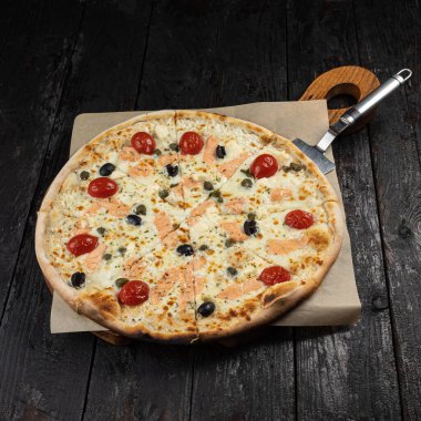 Peynirli lezzetli pizza, yeşillik, restoranda sos.