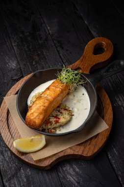Lokantada lezzetli ızgara somon balığı. Karanlık bir arka planda