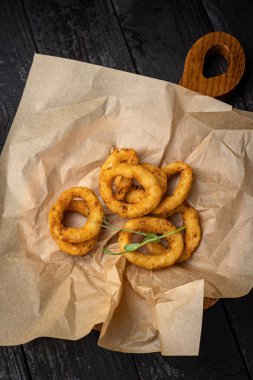 Kızarmış Kalamar Halkaları. Karanlık bir arka planda