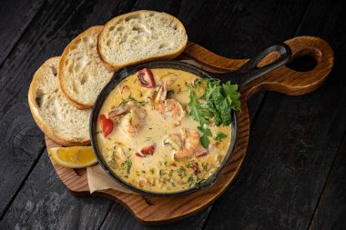 Restoranda lezzetli ızgara deniz ürünleri. Karanlık bir arka planda