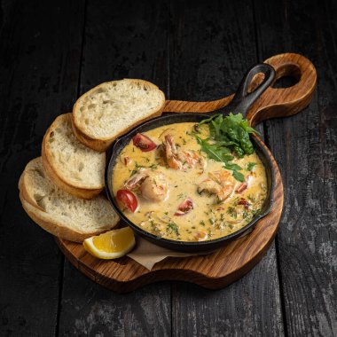 Restoranda lezzetli ızgara deniz ürünleri. Karanlık bir arka planda