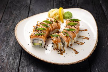 Wasabi ve susam tohumlu suşi rulosu. Lezzetli yemekler, yakın çekim.