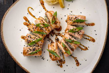 Wasabi ve susam tohumlu suşi rulosu. Lezzetli yemekler, yakın çekim.