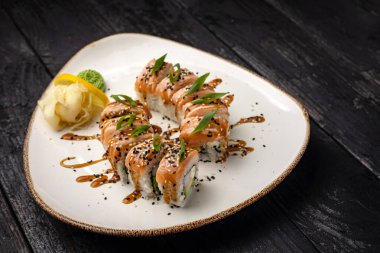 Wasabi ve susam tohumlu suşi rulosu. Lezzetli yemekler, yakın çekim.