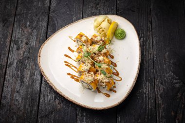 Wasabi ve susam tohumlu suşi rulosu. Lezzetli yemekler, yakın çekim.