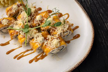 Wasabi ve susam tohumlu suşi rulosu. Lezzetli yemekler, yakın çekim.