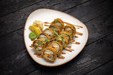 Wasabi ve susam tohumlu suşi rulosu. Lezzetli yemekler, yakın çekim.