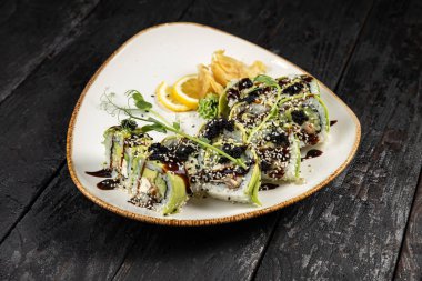 Wasabi ve susam tohumlu suşi rulosu. Lezzetli yemekler, yakın çekim.