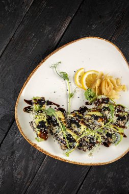 Wasabi ve susam tohumlu suşi rulosu. Lezzetli yemekler, yakın çekim.