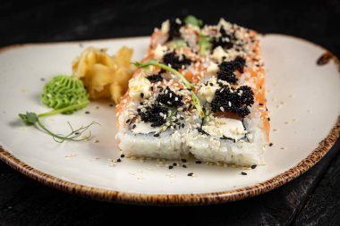 Wasabi ve susam tohumlu suşi rulosu. Lezzetli yemekler, yakın çekim.