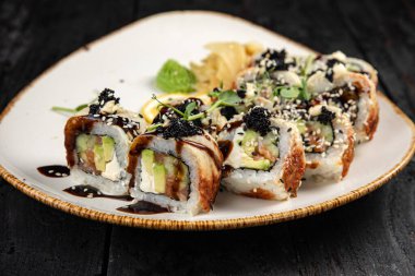 Wasabi ve susam tohumlu suşi rulosu. Lezzetli yemekler, yakın çekim.