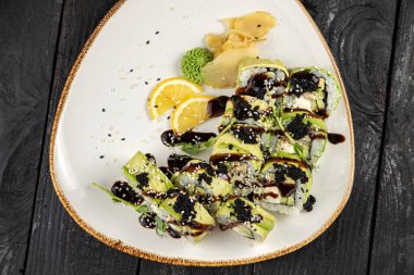 Wasabi ve susam tohumlu suşi rulosu. Lezzetli yemekler, yakın çekim.