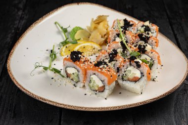 Wasabi ve susam tohumlu suşi rulosu. Lezzetli yemekler, yakın çekim.