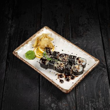 Wasabi ve susam tohumlu suşi rulosu. Lezzetli yemekler, yakın çekim.