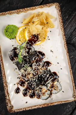 Wasabi ve susam tohumlu suşi rulosu. Lezzetli yemekler, yakın çekim.