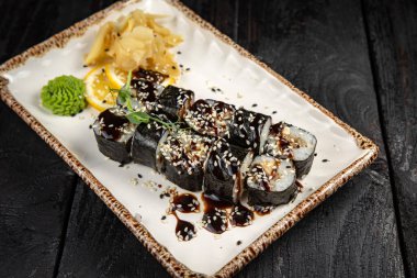 Wasabi ve susam tohumlu suşi rulosu. Lezzetli yemekler, yakın çekim.