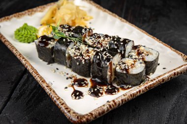 Wasabi ve susam tohumlu suşi rulosu. Lezzetli yemekler, yakın çekim.