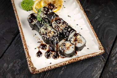 Wasabi ve susam tohumlu suşi rulosu. Lezzetli yemekler, yakın çekim.