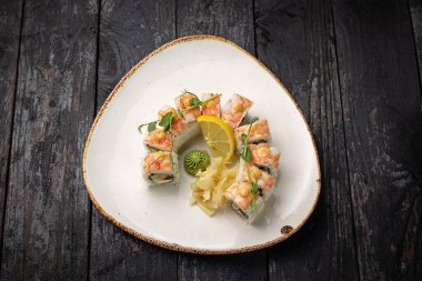 Wasabi ve susam tohumlu suşi rulosu. Lezzetli yemekler, yakın çekim.