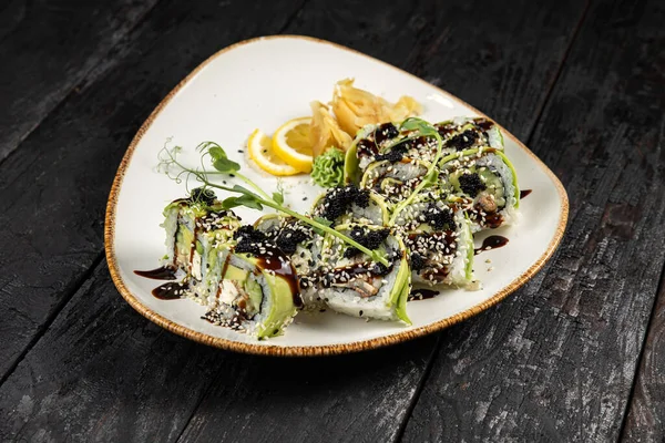 Sushi Rolle Mit Wasabi Und Sesam Auf Dem Teller Leckeres — Stockfoto
