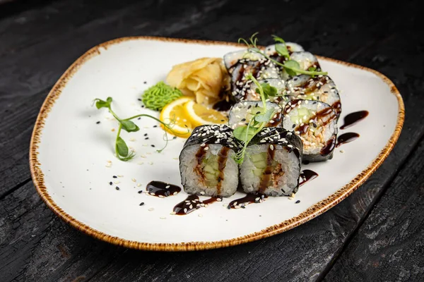 Sushi Rolle Mit Wasabi Und Sesam Auf Dem Teller Leckeres — Stockfoto