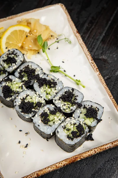 Rolo Sushi Com Wasabi Sementes Gergelim Prato Comida Deliciosa Close — Fotografia de Stock
