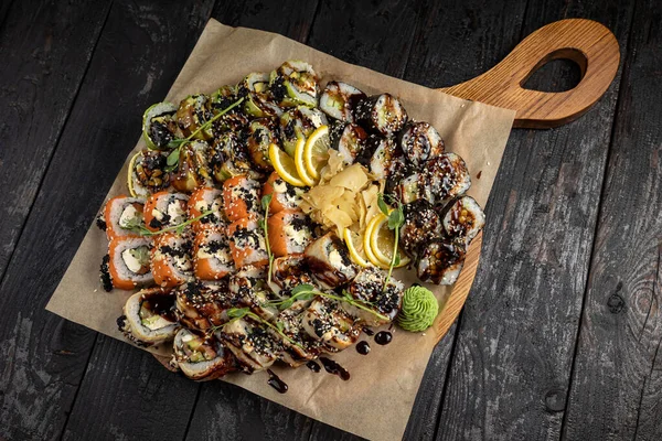 Rotolo Sushi Con Wasabi Semi Sesamo Sul Piatto Cibo Delizioso — Foto Stock