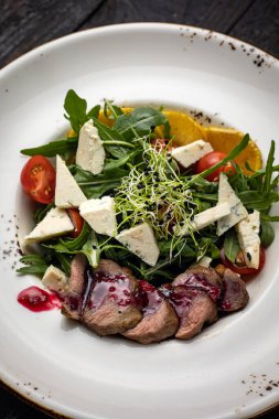 Sebzeli biftek ve sos.