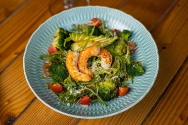 Karides ve sebzeli deniz ürünleri salatası.