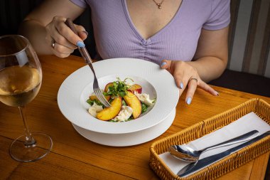 Restoranda salata yiyen kadın.