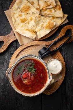 Karanlık bir masada Ukrayna usulü lezzetli bir borç.