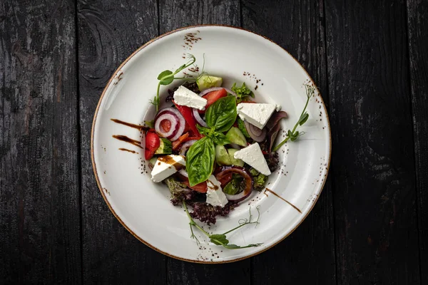 Salat Mit Feta Und Rucola Auf Einem Hölzernen Hintergrund — Stockfoto