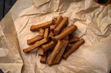 Koyu ahşap bir masada kızarmış ekmek.