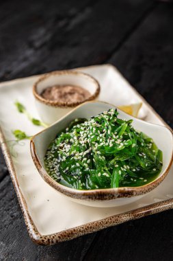 Fındık soslu ve limonlu enfes chuka deniz yosunu.