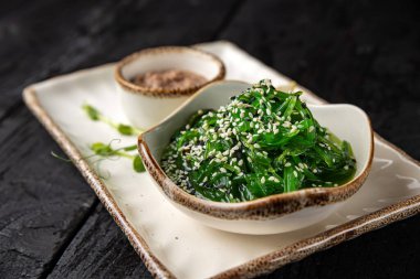 Fındık soslu ve limonlu enfes chuka deniz yosunu.