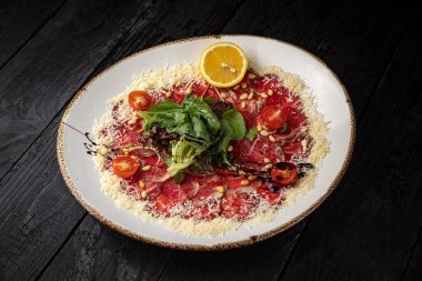 Tabakta leziz bir carpaccio.