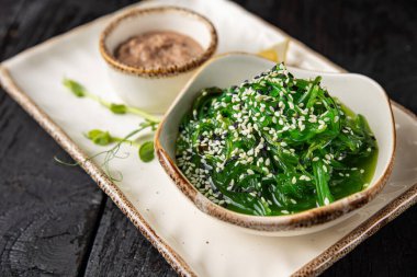 Fındık soslu ve limonlu enfes chuka deniz yosunu.