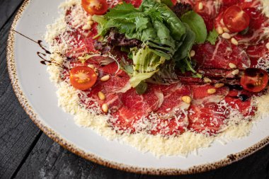 Tabakta leziz bir carpaccio.