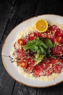 Tabakta leziz bir carpaccio.