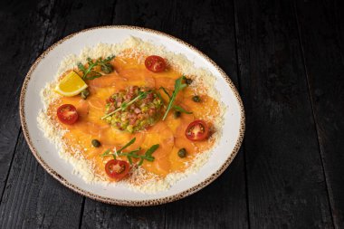 Tabakta leziz bir carpaccio.