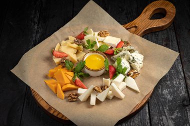 Cevizli, çilekli ve ballı peynir tabağı.