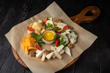 Cevizli, çilekli ve ballı peynir tabağı.