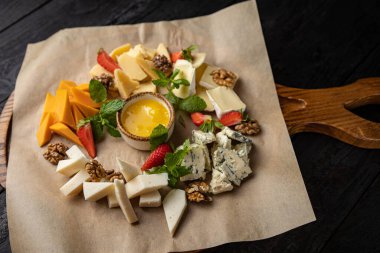 Cevizli, çilekli ve ballı peynir tabağı.