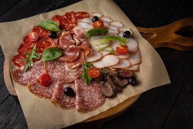 Sosisli salam, jambon, zeytin ve fesleğen.