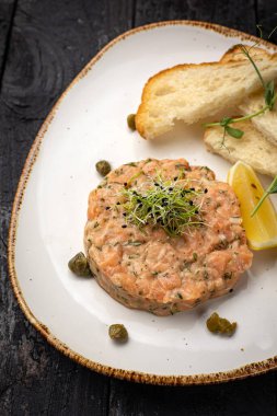 Kızarmış ekmek ve limonlu somon tartar.