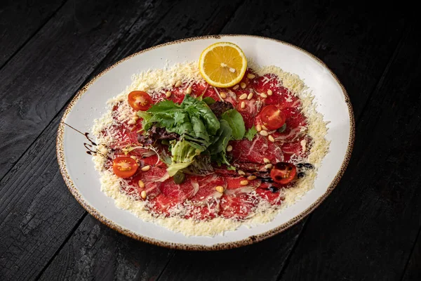 Leckeres Kalbscarpaccio Auf Einem Teller — Stockfoto