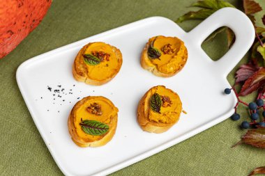 Vejetaryen yemeği. Patlıcan havyarlı kızarmış ekmek. 