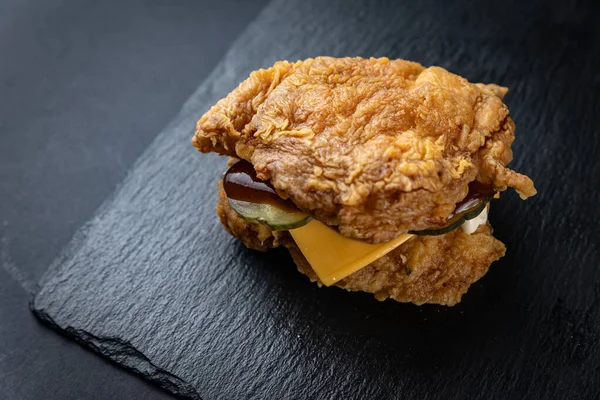 Pyszne Hamburger Kurczaka Ser Ogórki Fast Food — Zdjęcie stockowe