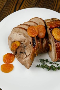 Kurutulmuş et, ahşap bir masada domuz eti