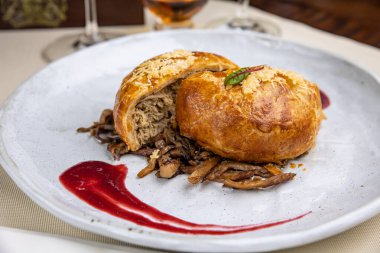 Ahşap masada nefis pişmiş etli turta.